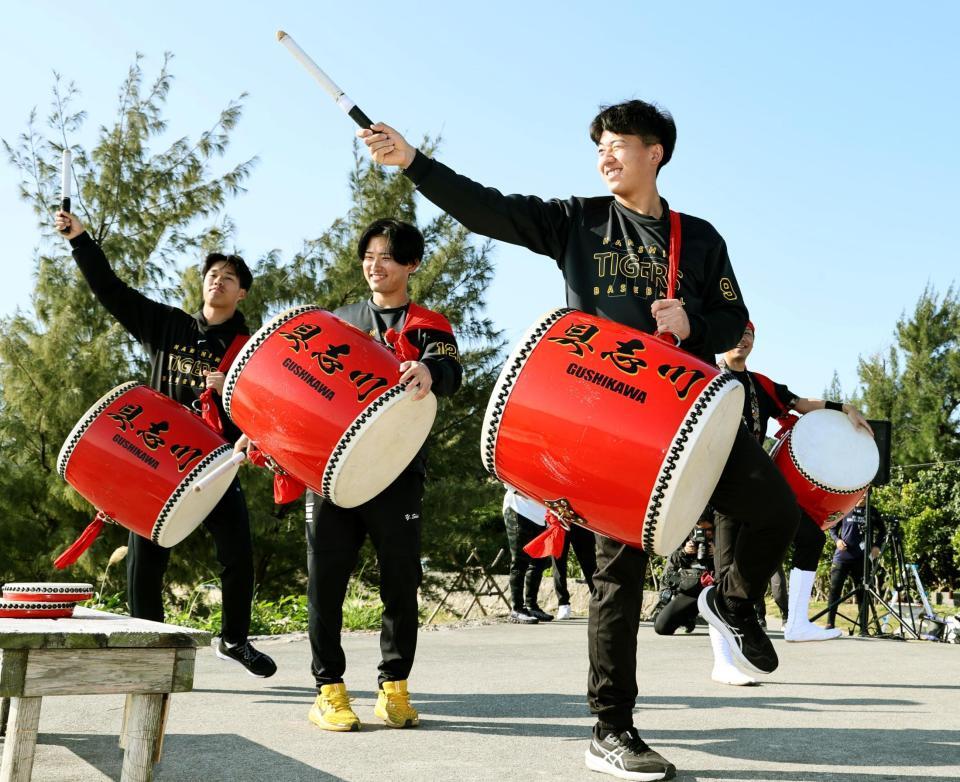 エイサー体験で踊る（右から）立石、山崎、岡城（撮影・田中太一）