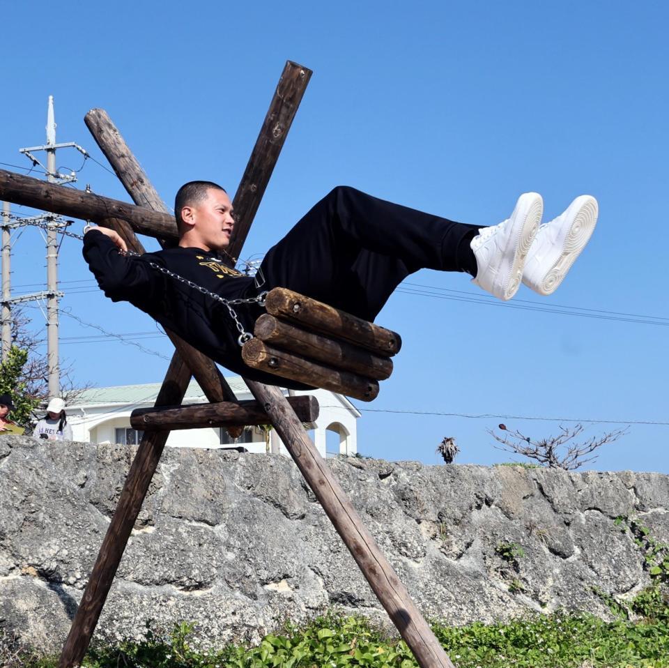 ブランコに乗って童心に帰る能登（撮影・田中太一）
