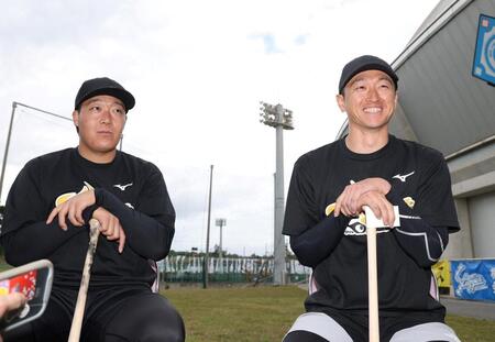 対談する阪神・大山悠輔（左）と阪神・近本光司＝宜野座（撮影・西田忠信）