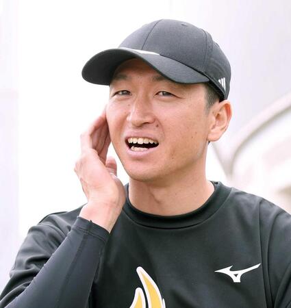 　大山悠輔と対談する近本（撮影・西田忠信）