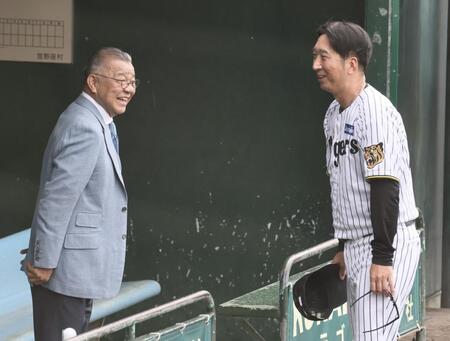 言葉を交わす掛布ＯＢ会長と藤川監督（撮影・田中太一）