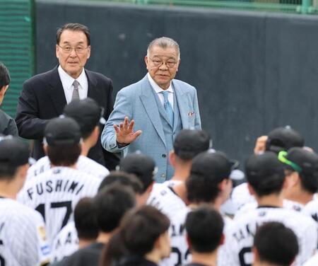 選手の激励に訪れた掛布ＯＢ会長（撮影・山口登）