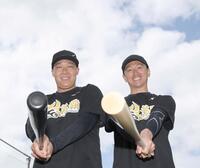 バットを手に笑顔を見せる阪神・大山悠輔（左）と阪神・近本光司＝宜野座（撮影・西田忠信）