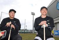 対談する阪神・大山悠輔（左）と阪神・近本光司＝宜野座（撮影・西田忠信）
