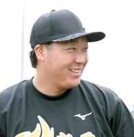 　近本光司と対談する大山（撮影・西田忠信）