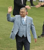 陣中見舞いを終え、ファンに手を振る掛布ＯＢ会長（撮影・田中太一）
