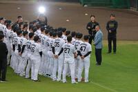 ナインを前にあいさつする掛布ＯＢ会長（右端）＝撮影・立川洋一郎