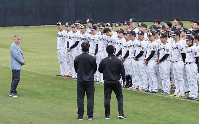 掛之ＯＢ訪問  虎選手＆首脳陣がビシッ