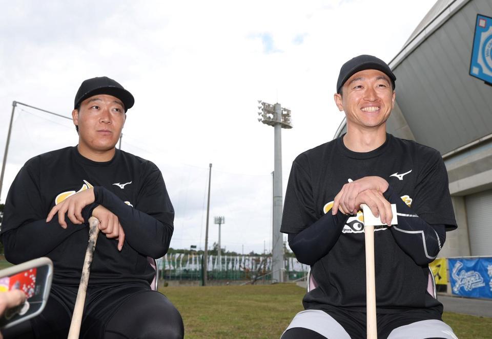対談する阪神・大山悠輔（左）と阪神・近本光司＝宜野座（撮影・西田忠信）