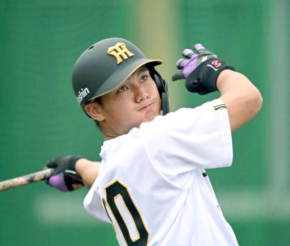 　キャンプ第１クールでバットを振り込む西純（撮影・飯室逸平）