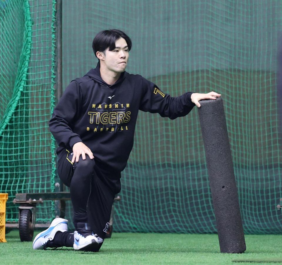 球場入りしストレッチする中野（撮影・山口登）