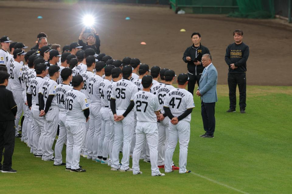 ナインを前にあいさつする掛布ＯＢ会長（右端）＝撮影・立川洋一郎