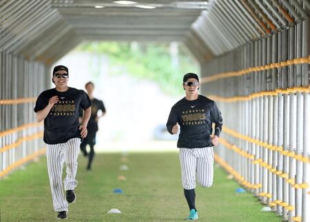 めんそー路を走る伏見（左）と坂本（撮影・田中太一）