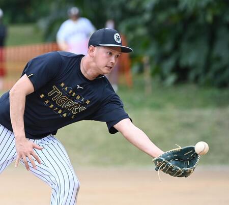 本塁へグラブトスする能登（撮影・飯室逸平）