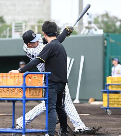 屋外でティ打撃する立石（撮影・飯室逸平）