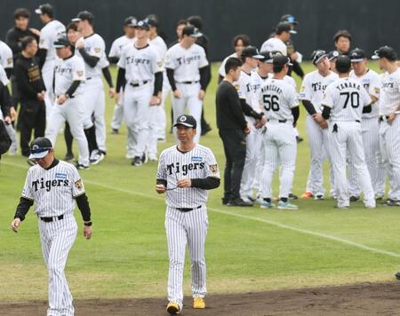 グラウンドを移動する藤川監督（撮影・田中太一）