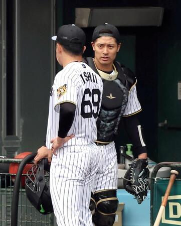 シート打撃に登板し、三者凡退に抑えた石井（左）に声を掛ける坂本（撮影・山口登）