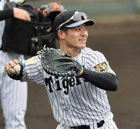　シートノックで二塁へ送球する坂本