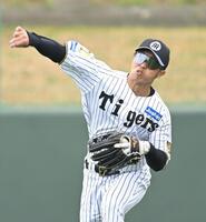 シートノックで軽快な動きをみせる島田（撮影・飯室逸平）