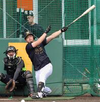 　打撃練習する中川（撮影・山口登）