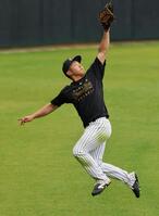 特守で打球に飛びつく中川（撮影・山口登）