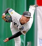 ブルペンで投げ込む及川（撮影・立川洋一郎）