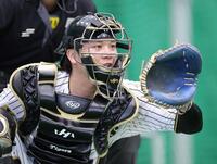 ブルペンで及川の投球を受ける伏見（撮影・立川洋一郎）