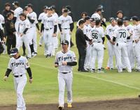 グラウンドを移動する藤川監督（撮影・田中太一）