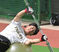 　登板へ向け調製する茨木（撮影・飯室逸平）