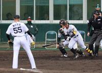 　シート打撃で百崎を左飛に打ち取る能登（撮影・山口登）