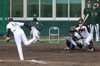 　シート打撃で中川を遊ゴロに打ち取る能登（撮影・山口登）