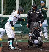 　ピッチコムでサインを伝える坂本（撮影・山口登）