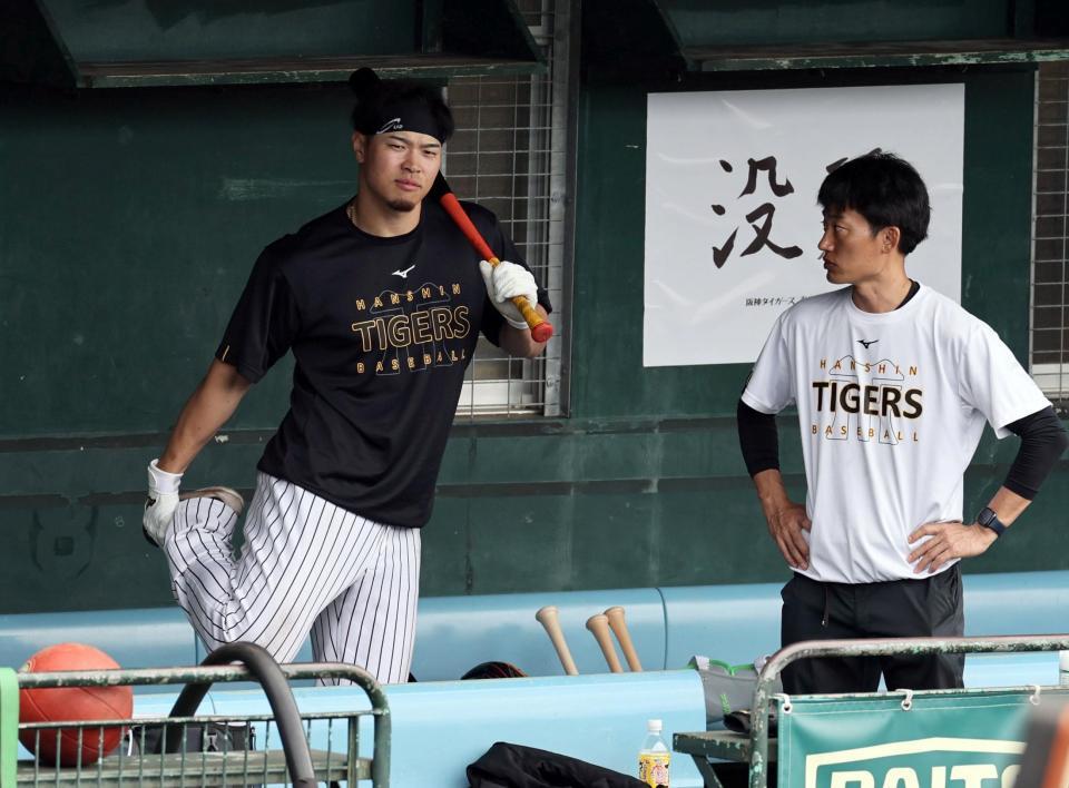 打球を右足に当てた佐藤輝はベンチで屈伸する（撮影・田中太一）