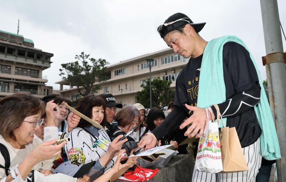 ファンにサインをする坂本（撮影・田中太一）