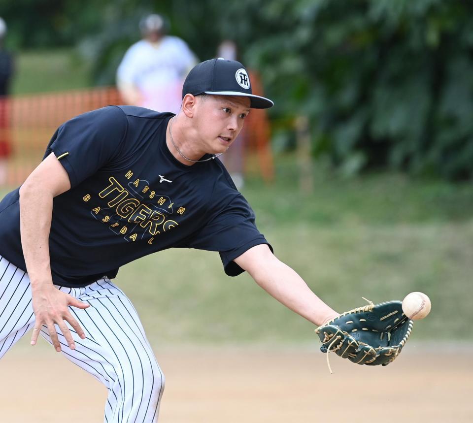 本塁へグラブトスする能登（撮影・飯室逸平）