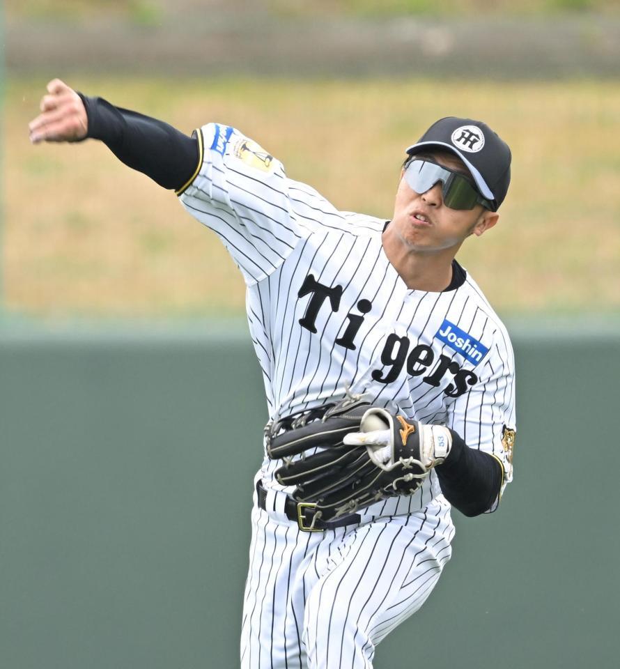 シートノックで軽快な動きをみせる島田（撮影・飯室逸平）