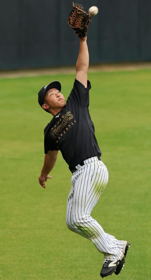 特守で打球に飛びつく中川（撮影・山口登）