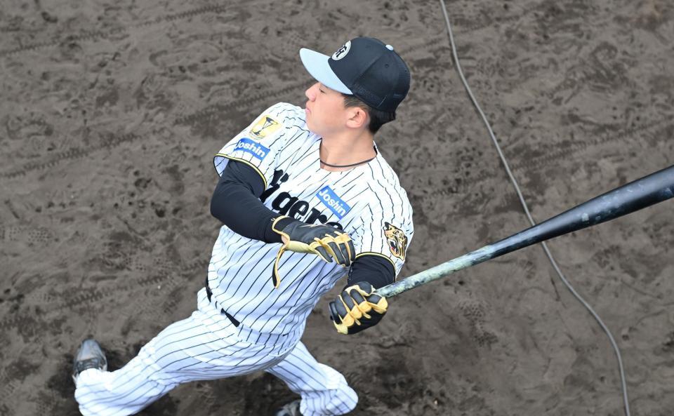 メイングラウンドで素振りする立石（撮影・飯室逸平）