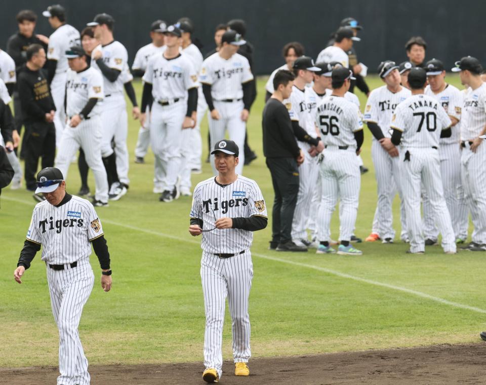 グラウンドを移動する藤川監督（撮影・田中太一）
