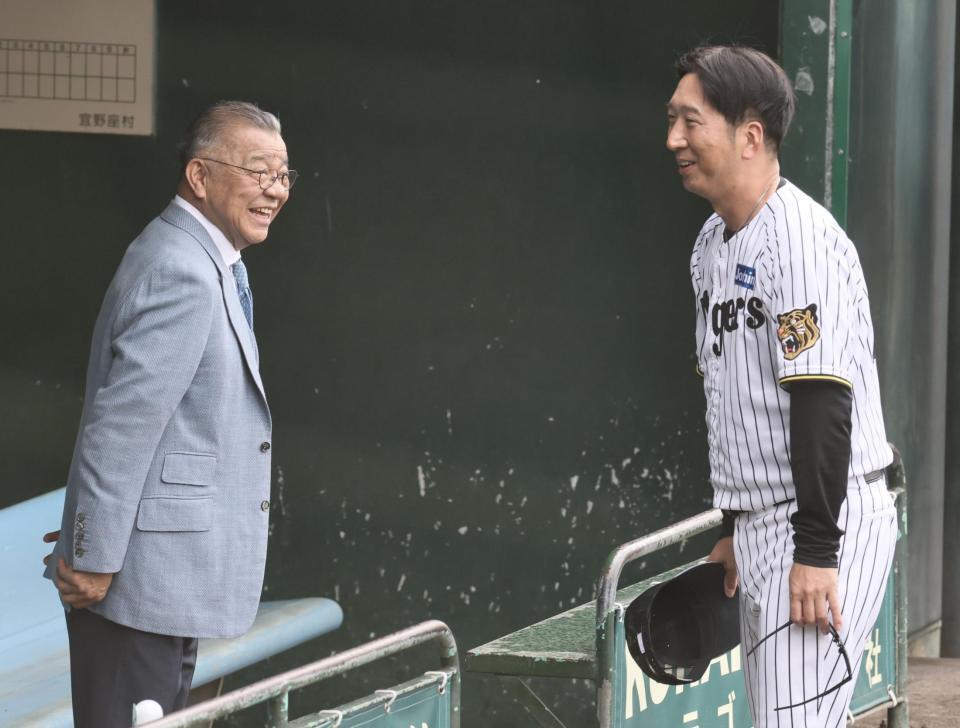 言葉を交わす掛布ＯＢ会長と藤川監督（撮影・田中太一）