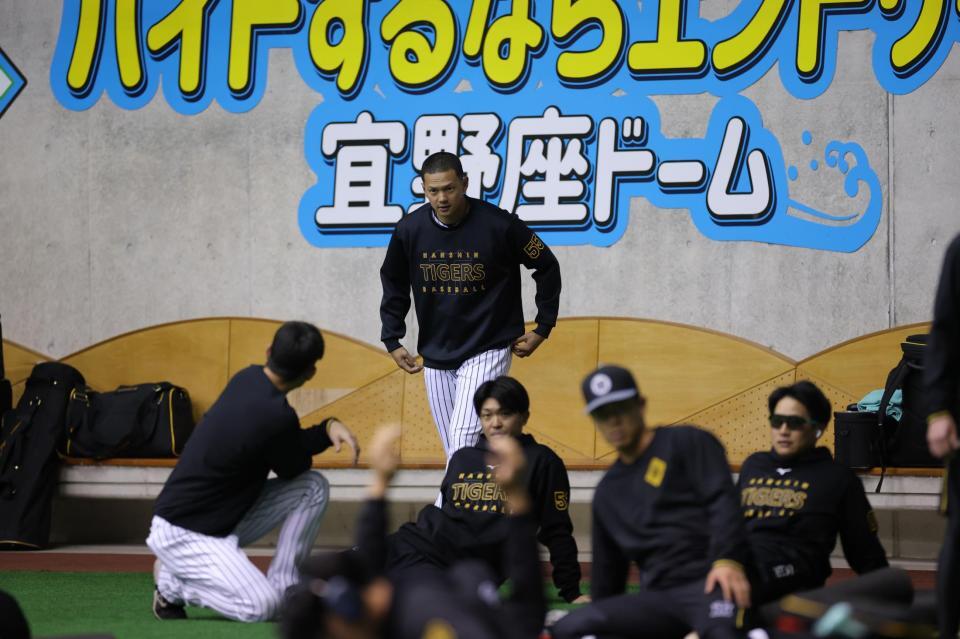 球場入りしてあいさつする能登（撮影・立川洋一郎）