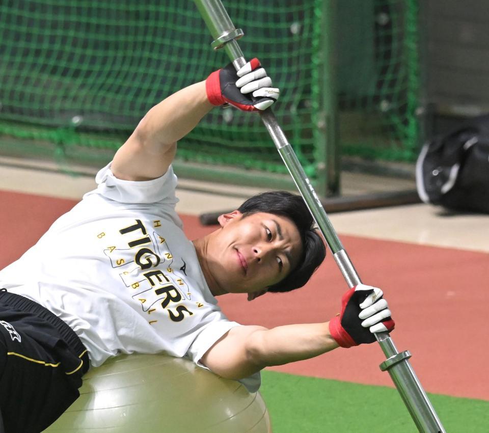 　登板へ向け調製する茨木（撮影・飯室逸平）