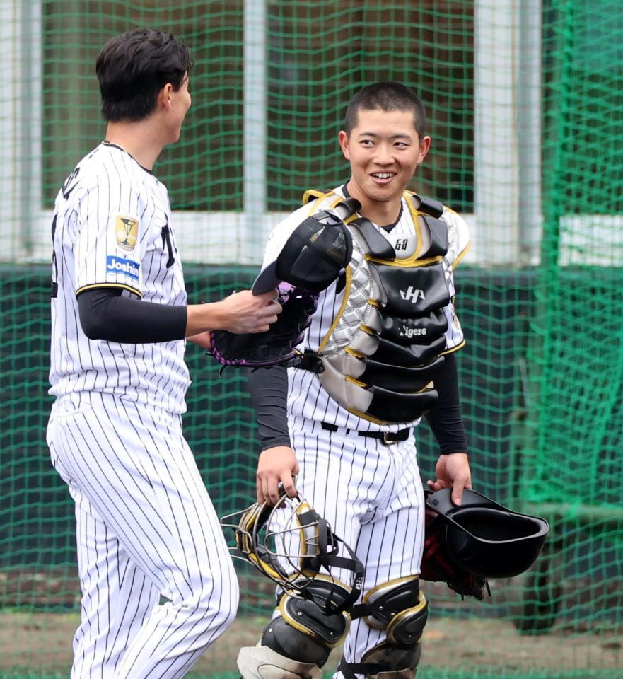 　登板を終えた湯浅（左）に声を掛ける中川（撮影・山口登）