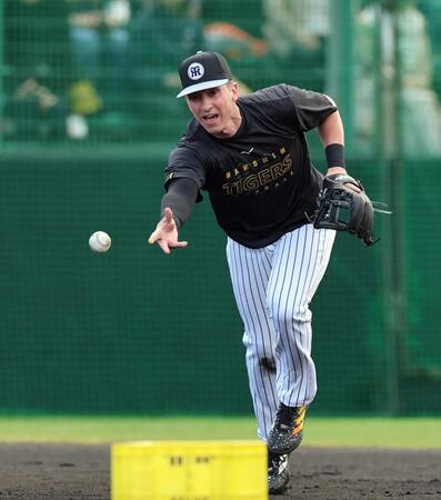 早出でノックを受けるディベイニー（撮影・山口登）