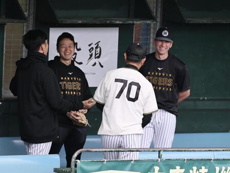 藤川監督と談笑するディベイニー（撮影・田中太一）