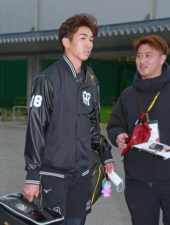 　取材を受け球場を後にする今朝丸