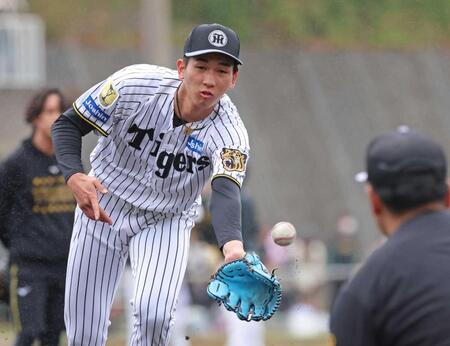 　投内連係の打球を処理して本塁へ送球する今朝丸