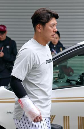 死球を受けた右手を処置して引き揚げる豊田（撮影・立川洋一郎）