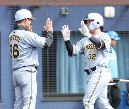 ４回、先制ソロを放ち、生還する浜田（撮影・西岡正）