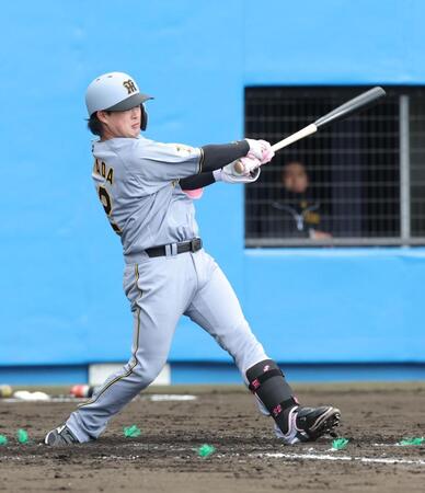 ４回、先制ソロを放つ浜田（撮影・西岡正）